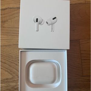Apple AirPods Pro with Charging Case FULL SET NICE CONDITION Brand new ear tips